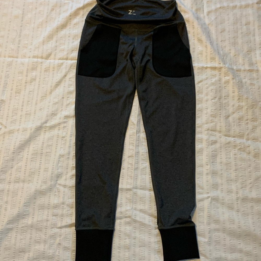 Z by Zella leggings size small in gray/black